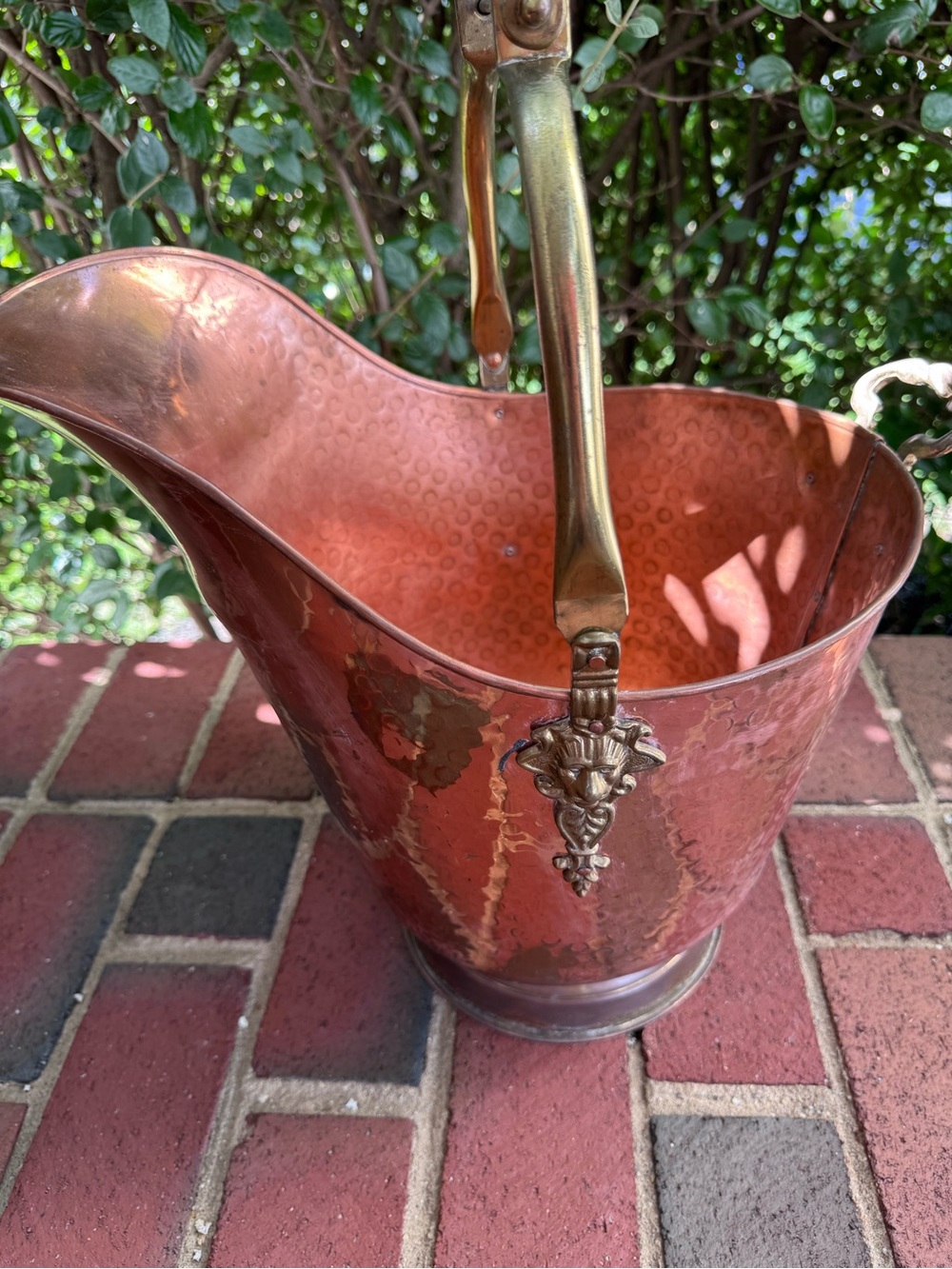 Antique Hammered Copper Helmet Coal Scuttle Brass Lion Head Fireplace Bucket - Picture 12 of 16